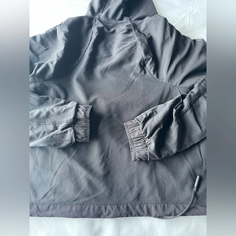 Lululemon Catch a Breeze Black Cropped Pullover Hoodie Fits like Women’s Size 2 - Picture 10 of 14